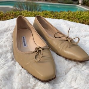 Manolo Blahnik BB Leather Beige Point Toe Flats size 39 1/2 wood Heel